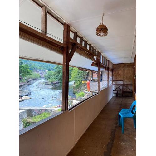 Thousands of Bottles - Hostel and Trekking