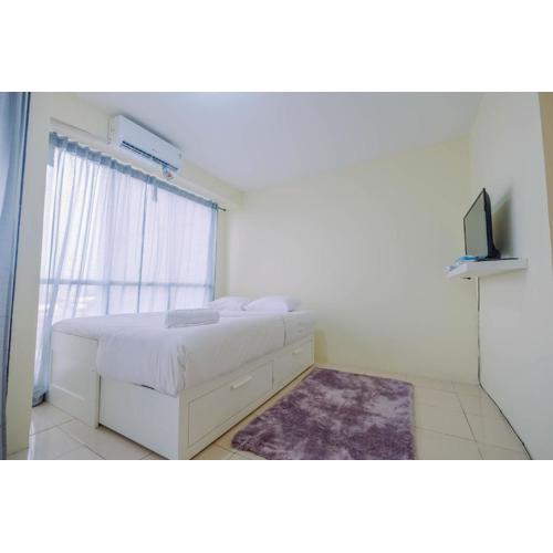Tifolia Studio Apartment with Double Bed near LRT Station By Travelio