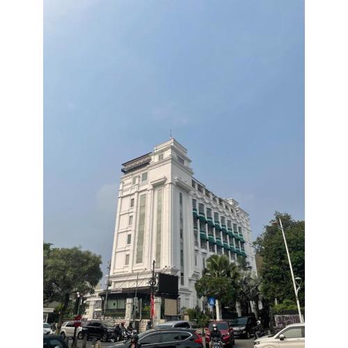 Toeti Roosseno Plaza