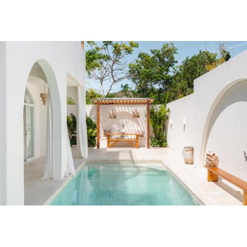 Tomar El Sol by Alfred in Bali