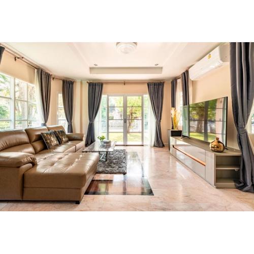 Top family house in peaceful area with lake view 3BR 15 mins to city