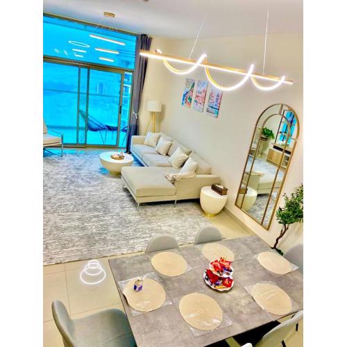 Top Floor Luxury Apartment with beautiful views