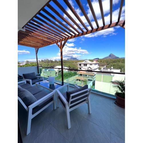 Top-Floor Modern 3BD Penthouse with Beautiful Mountain View Terrace - 5 min Walk to Beach