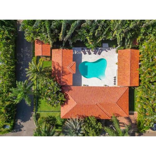 Total Privacy, Prime Location, Design