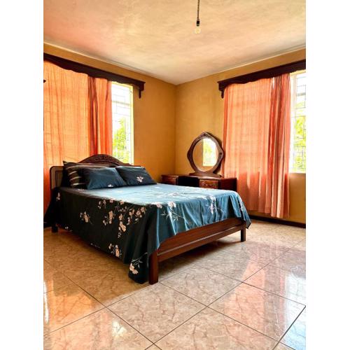 Transit Home - 10 mins from airport