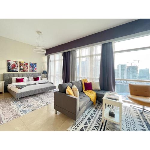 Trophy Stays - Vibrant Work-Friendly Studio in Business bay