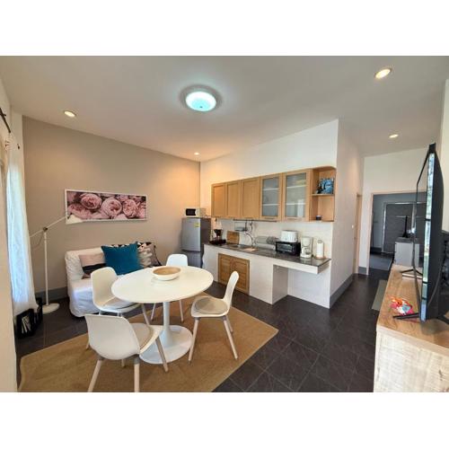 Tropical 1 Bedroom Pool House In Central Location