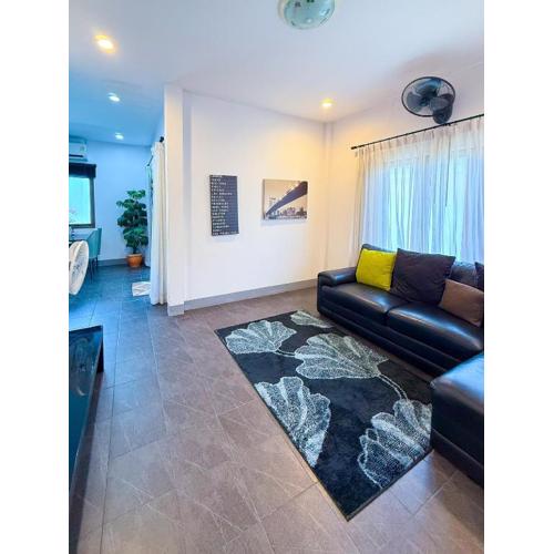 Tropical 2 Bedroom Pool House In Central Location