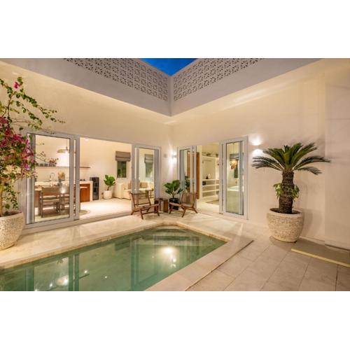 Tropical Berawa 2BR Villa /Enclosed living room