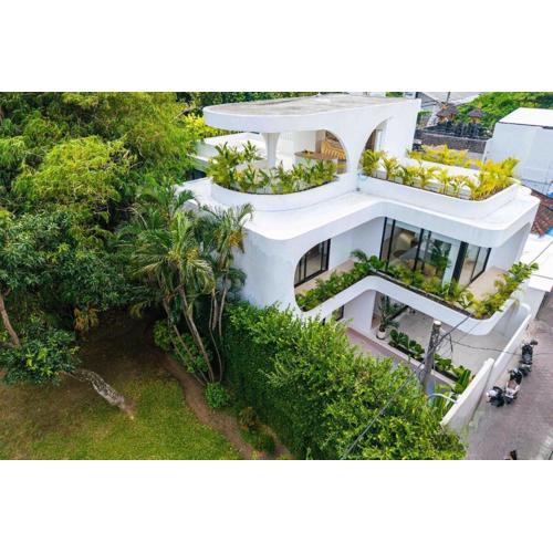 Tropical Chic Villa w Rooftop & Pool in Seminyak