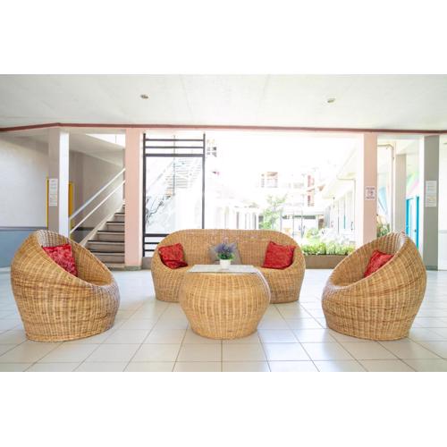 Tropical Place Hotel by RedDoorz