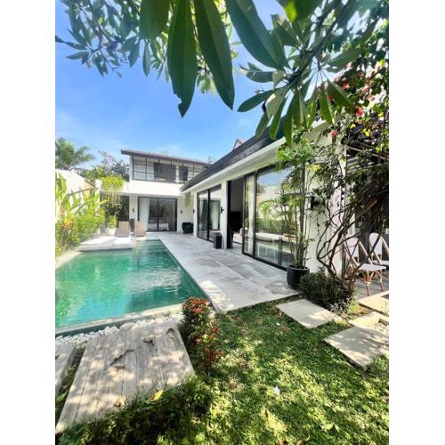 Tropical Pool Vasana Villa, Modern Villa in Umalas - Enclosed Living & Office