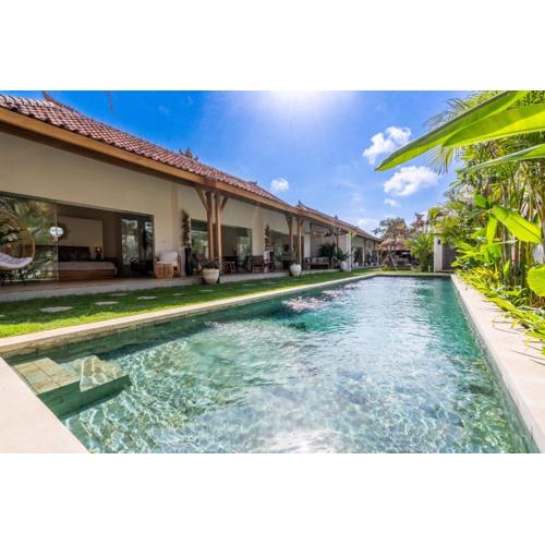 Tropical retreat connected 8bdrs villas in Bingin