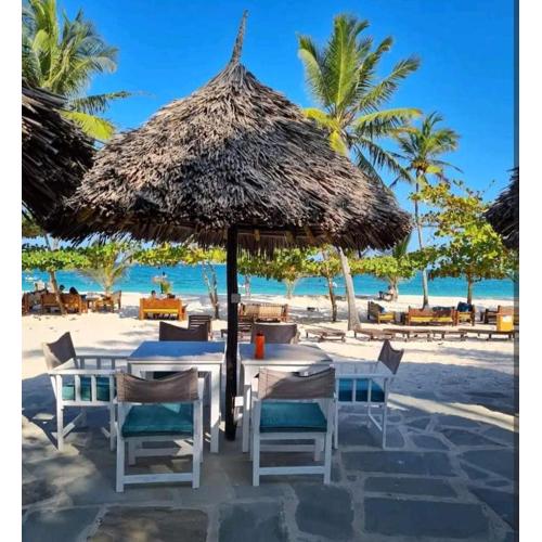 Tropical Studio with 3 Pools and AC