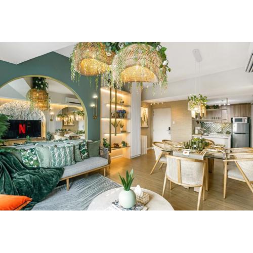 Tropical Sunset w the best view in BGC plus Netlfix