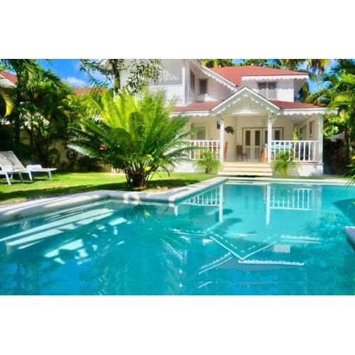 Tropical Villa 4Bedroom 3Baths and Pool Near Beach