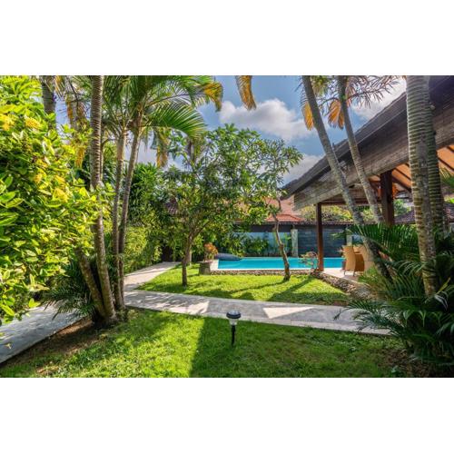 Tropical Villa Matahari - 500sqm private Garden Retreat with large Pool!