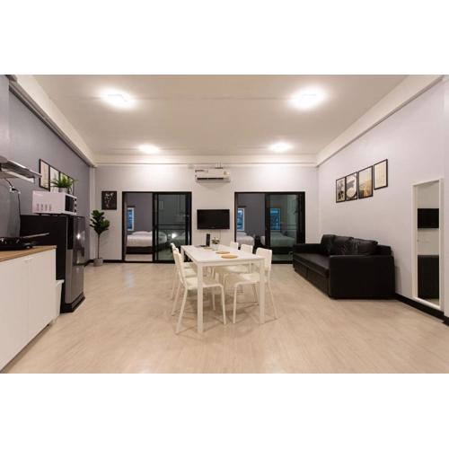 U2 Large 2 Bedrooms 100m to BTS station