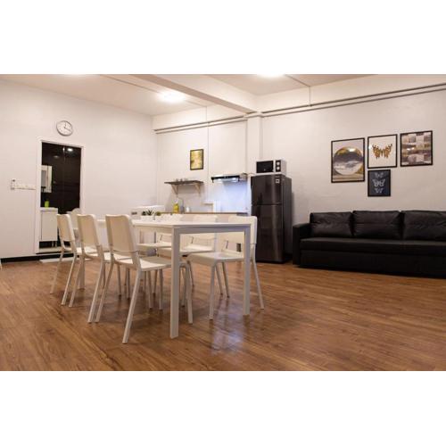 U4 Large 2 bed rooms full kitchen 200m to BTS