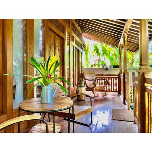 Ubud Auroville bright wooden home with kitchen