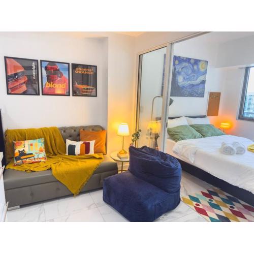 Unique and Quiet Studio Unit in Mandaluyong or Makati with Fast WiFi & Best City View