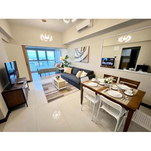 Upscale 2BR in Uptown Parksuites with Free Parking