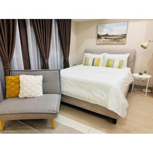 Uptown Bliss-Modern 1BR Condo with Balcony in BGC