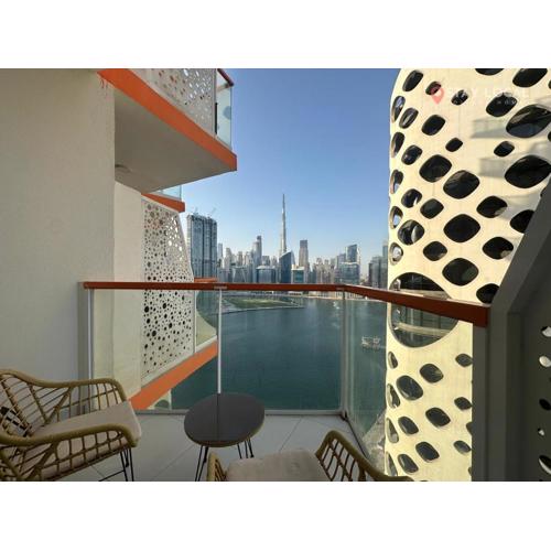 Uptown Getaway Charming Studio with Canal Burj & View