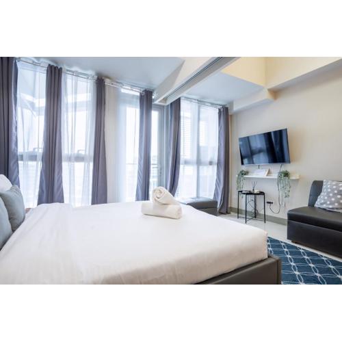 Uptown Parksuites BGC 1BR, Hi Flr Great view fr Balcony with Washer