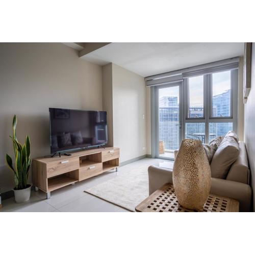 Uptown Parksuites BGC Stylish 2BR Fast WiFi Washer Balcony