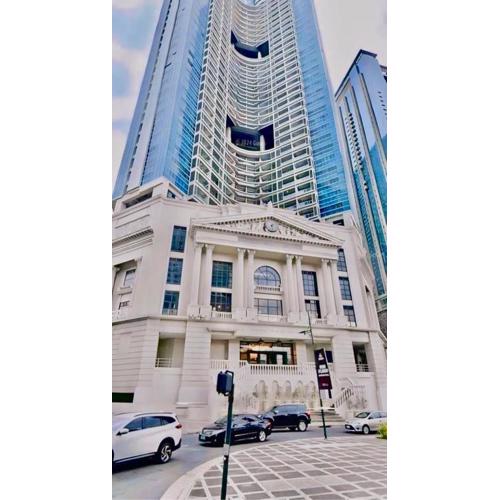 Uptown Parksuites BGC with Balcony