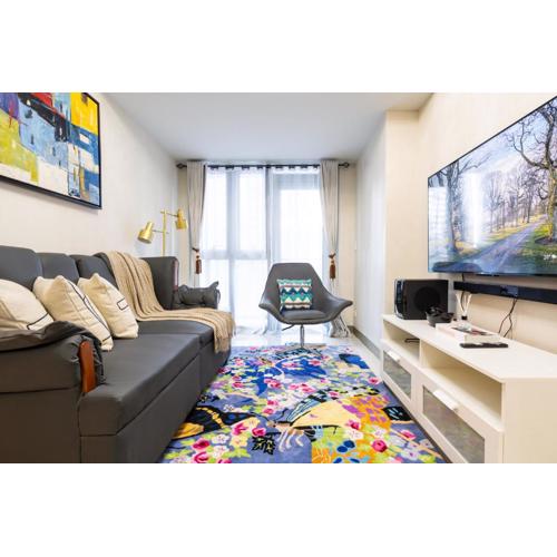 Uptown Parksuites Sky Garden Flr Bright Airy 2 BR balcony