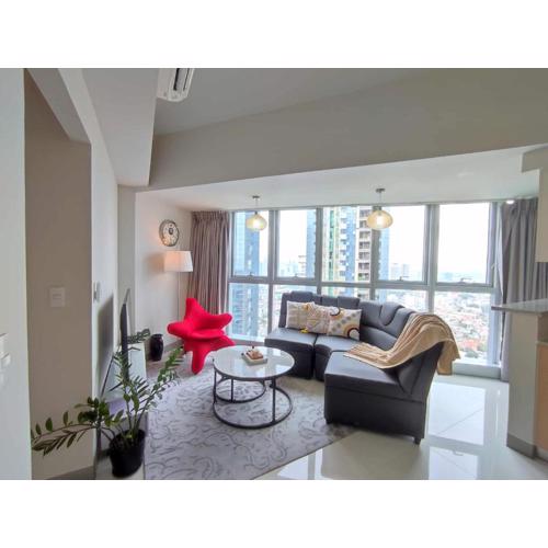 Uptown Parksuites Upscale Spacious Cor Unit Balcony and Views