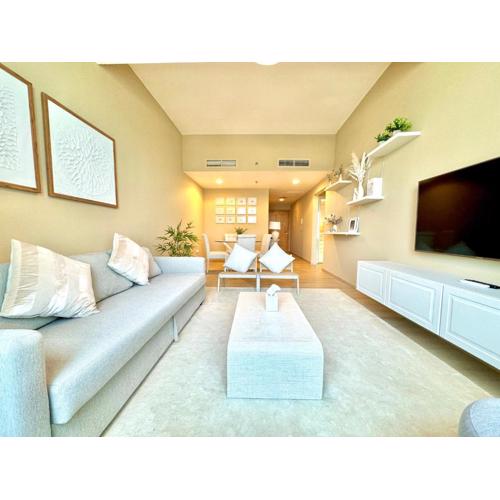Urban Oasis Stylish JLT Apartment with Lake Views