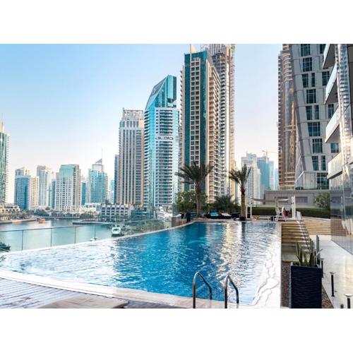 Urban Retreat: Sea View Apartment in Dubai Marina