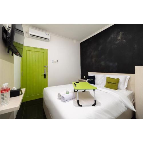 Urbanview Hotel Bizhome Artha Gading Boulevard by RedDoorz