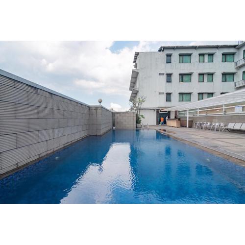 Urbanview Hotel Newton Riau Bandung by RedDoorz