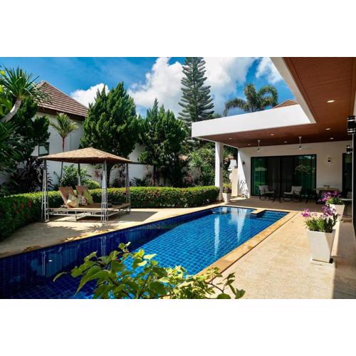 V187 Walkable to Beach Very modern Jacuzzi pool