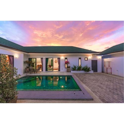 V189 Stylish 3BR Hideaway Pool & Beach Vibes