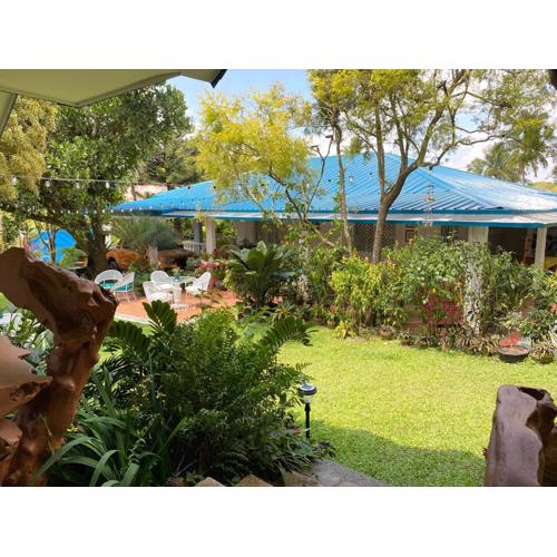 Vacation Garden Home with kiddie pool, central aircon, Netflix, billiards, table tennis and karaoke