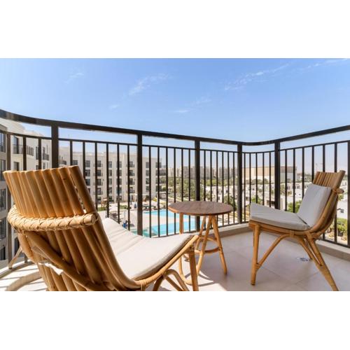 VayK - Chic 2BR with Pool View in Town Square