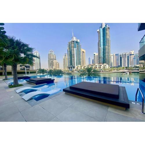 VayK - Gorgeous Marina-Front Apartment in Prime Location