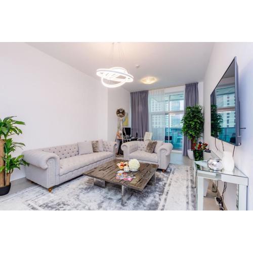 VayK - Modern 2BR in the Marina Near Beach