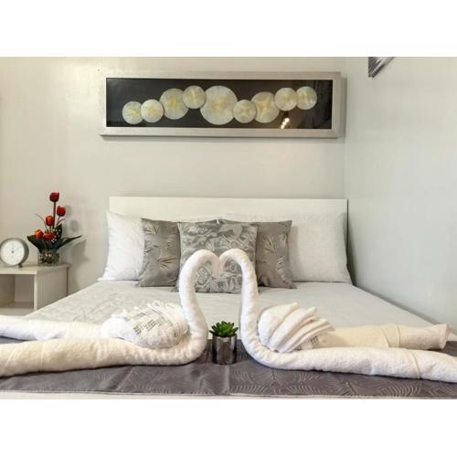 Verdant Resort Condo with Pool, Balcony, Near Airport and Beach