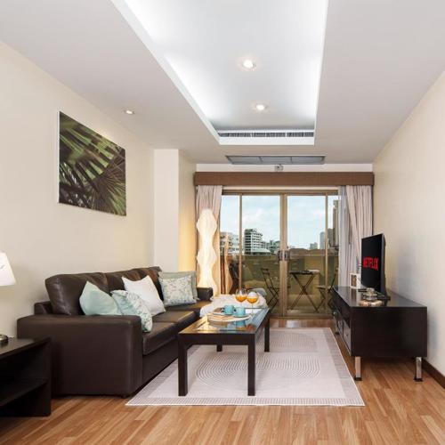 Verdant Vista King Suite near BTS with Modern Amenities