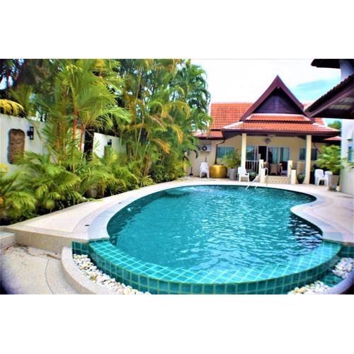 Very large Villa suitable for a large group up to 10 people or even 2 families