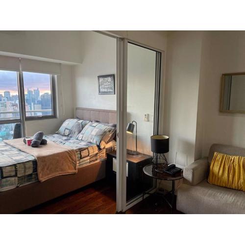 Vibrant 1BR Acqua Livingstone with Netflix, Pool & Gym