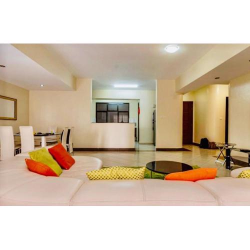 Vibrant 2-Bedroom Apartment - Pool, Gym and Prime Location