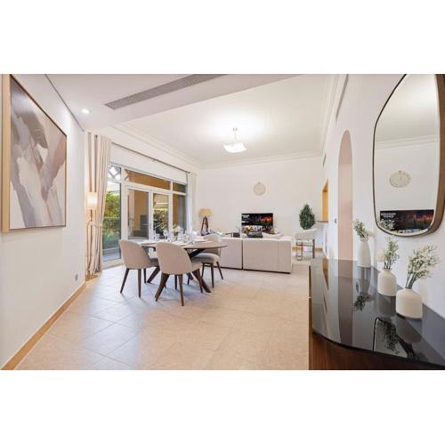 Vibrant 2 BR in Palm Jumeirah with Beach Access