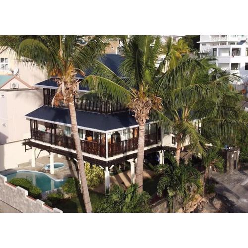 Villa Aglaia mit Pool, Garten und Palmen